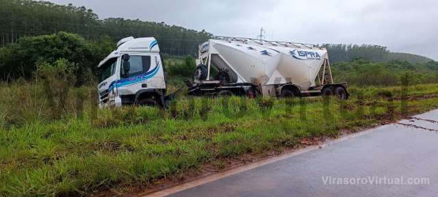 Camión con 29 toneladas de cemento terminó en la banquina por desvíar un tractor